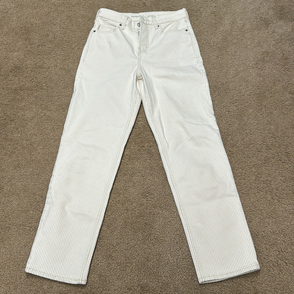 Old Navy women sky-high straight jeans. Size 2